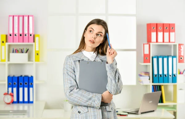 Een zakenvrouw met papieren. Secretaris-generaal. Universiteitsstudent. Verantwoordelijke stagiair. Leuke verlegen vrouw in een jasje. Kantoormedewerker. Formele manier. Vrouw kantoor map — Stockfoto