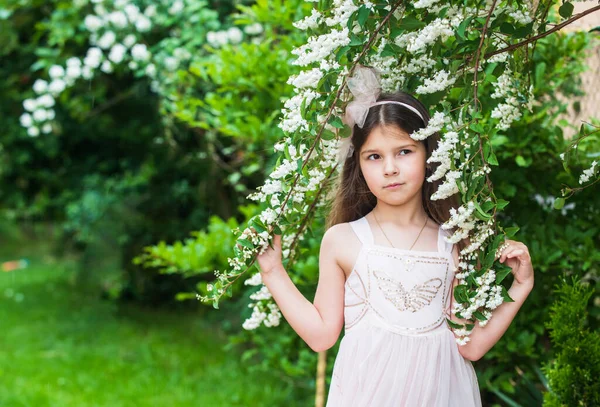 Malá dívka chůze letní park příroda pozadí, skrýt a hledat koncept — Stock fotografie