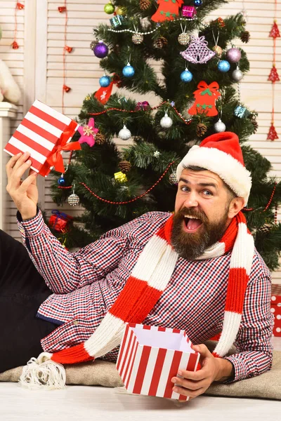 Ο άντρας με το μούσι ανοίγει κουτί. Άγιος Βασίλης με έκπληκτο πρόσωπο — Φωτογραφία Αρχείου