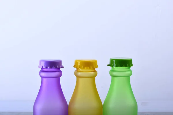 Duhové složení a koncepce nápojů. Řada barevných nealkoholických nápojů — Stock fotografie