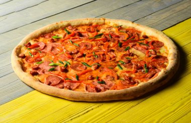 Biberli ve baharatlı pizza. Amerikan pizzacısı ve pizzacısı.