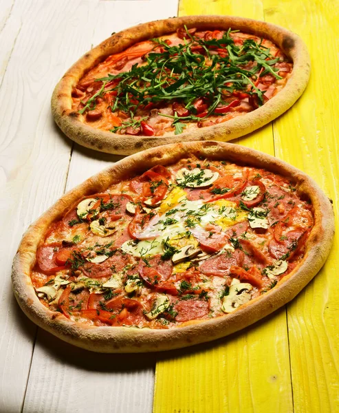 Pizza med pepperoni, svamp och ägg på gul trä bakgrund — Stockfoto