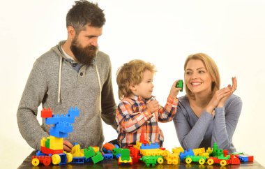 Ebeveynler ve çocuklar oyun odasında. Erkek, kadın ve çocuk