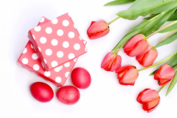 Concepto de símbolos de Pascua. Ramo de flores cerca de cajas de regalo de color rosa — Foto de Stock