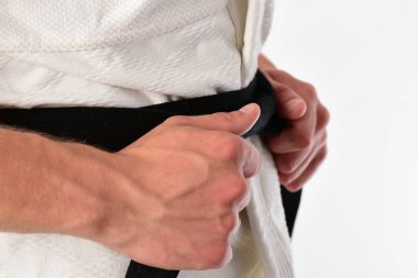 Güçlü elleri olan karate dövüşçüsü dövüşmeye hazırlanıyor..