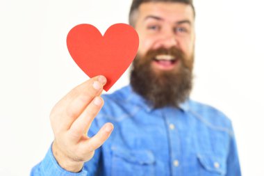 Mutlu yüzlü adam sevgililer gününü beyaz arka planda kutluyor..