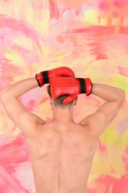 Sırtı güçlü boksör kaslarını gösterir. Spor, boks ve güç.
