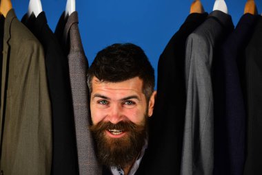 Terzilik ve tasarım konsepti. Yelekli sakallı adam.