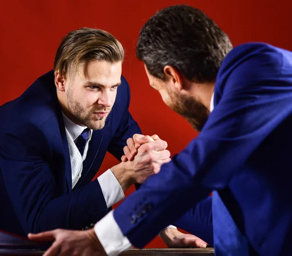 Empresarios luchando por el liderazgo. Hombres de traje o hombres de negocios — Foto de Stock