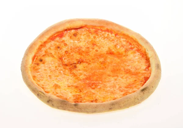 Pizza z czerwonym sosem i serem na białym tle. — Zdjęcie stockowe