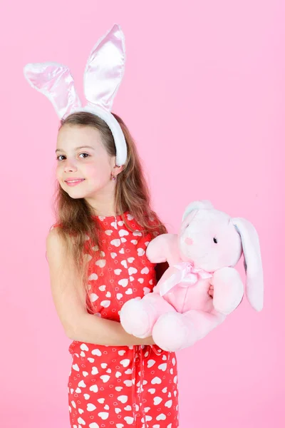 Boldog lány gazdaság nyúl játék rózsaszín háttér — Stock Fotó