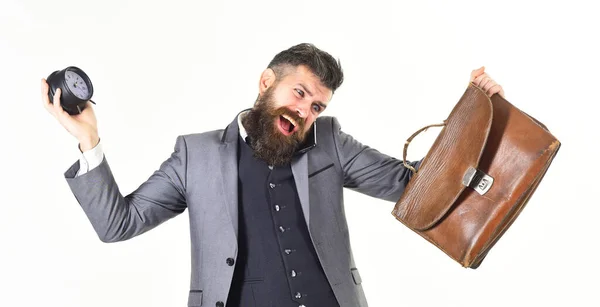 Larmklockans koncept. Man pratar i telefon och håller väckarklocka — Stockfoto