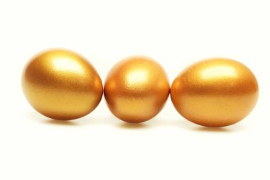 Altın rengine boyanmış geleneksel yumurtalar Mutlu Paskalya konsepti, lüks ve başarı