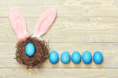 Yuvayla maviye boyanmış geleneksel yumurtalar