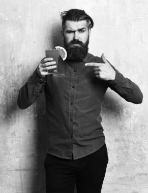 Vahşi hippi elinde tropik alkolik taze kokteyl tutuyor.