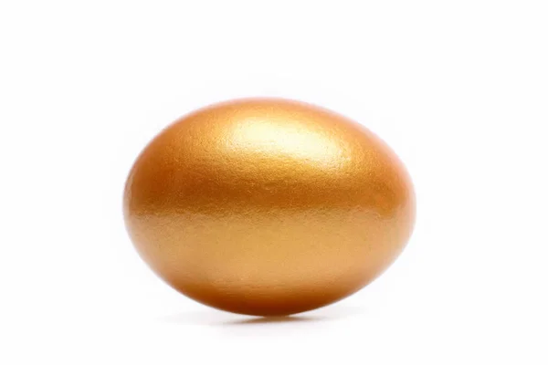 Traditional egg painted in golden color Happy Easter concept, luxury and success — Stock Photo, Image