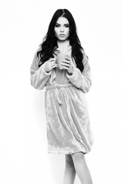 Сексуальна дівчина позує в бірюзовому велюровому халаті з чашкою — стокове фото