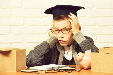 Beyaz tuğlalı duvar arkasında küçük tatlı bir öğrenci.