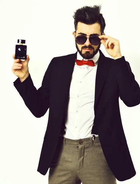 髭の男、口ひげのある白人のヒップスター、サングラスと香水瓶 — ストック写真