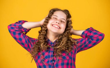 Kendini ifade etme özgürlüğü. Küçük kız kuaför salonu. Uzun saçlarını tarıyor. Parlak buklelerin tadını çıkarıyorum. Tasarım için merhem. Saç stili partisi. Kuaför malzemeleri. Küçük kıvırcık saçlı çocuk. Moda ve güzellik