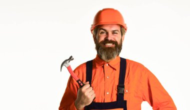 Teknik işler. Neredeyse her evde çekiç vardır. Projeler için tahmini malzeme gereksinimleri. Profesyonel tamir çatısı. Üniformalı olgun sakallı bir adam. Çekiçli adam. Güzel çekiç.