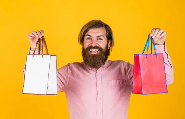 Presente ao colega no trabalho. homem surpreso desfazer as malas. a entrega do pacote. emoção humana e expressão facial. homem barbudo presente feriado decoração. homem de negócios segurando pacote de presente. Centro comercial — Fotografia de Stock