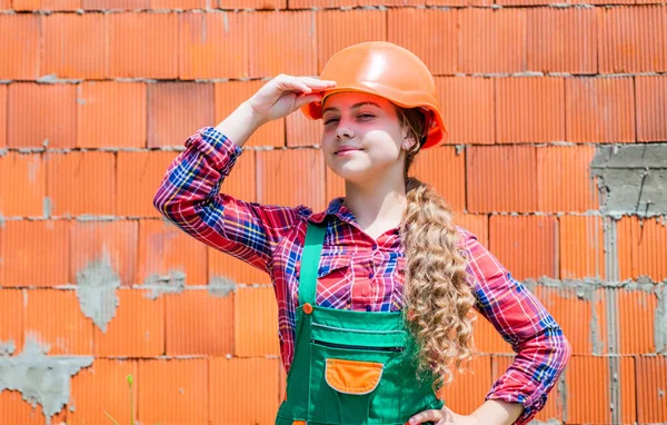 헬멧을 쓴 소녀는 건설 노동자입니다. 십 대 소년. 헬멧을 쓰고 일하는아이. 헬멧을 쓴 어린 소녀. 수리하는 소녀. 단단 한 모자를 쓴 10 대 소년. 어린 시절 발전에 대한 개념 — 스톡 사진