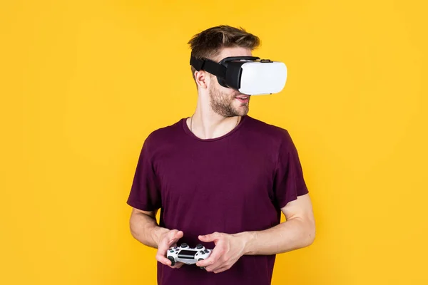 É tão real. homem vestindo óculos de realidade virtual. console de jogos usando com fone de ouvido VR. homem com óculos de realidade virtual. Conceito de tecnologia futura. cara recebendo experiência usando óculos VR-fone de ouvido — Fotografia de Stock
