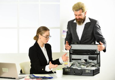 İçinde para olan bavul. İyi anlaşma. Modern hayat ve iş. Şirket deri çantası. İş yerinde iki kişinin davası var. Mutluluk ve başarı. İş adamı ve sekreter evrak çantasını tutuyor.