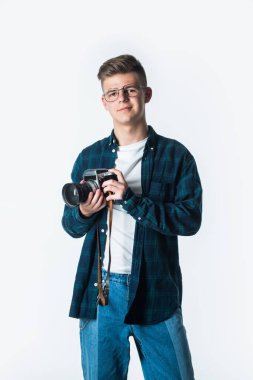Çalışmaya hazırım. Genç yetenekli fotoğrafçı. Gazetecilik fakültesi öğrencisi. Klasik kamera teknolojisi. Profesyonel kamerayla çekim yapmak. Fotoğrafçılık onun hobisi. Retro fotoğraf makinesi olan genç adam.