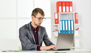 Çevik iş. İş adamı not alıyor. Adam ofis kıyafeti giyiyor. Erkek emlakçı zor bir gün geçiriyor. Çevrimiçi kurslar öğretmeni. Hukuk bürosunun lideri. Bilgisayarla çalışan kendinden emin bir avukat. Kazanan Anahtar