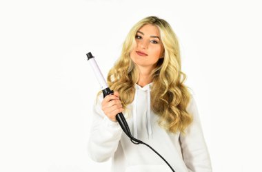 Tarz için. Kuafördeki kız. Uzun sarı dalgalı saçlı kadın ütülüyordu. Bugün için yeni bir saç stili. Güzel bir bayanın moda fotoğrafı. Kadın kıvırcık saçlı. Seksi kadının uzun kıvırcık sarı saçları var.