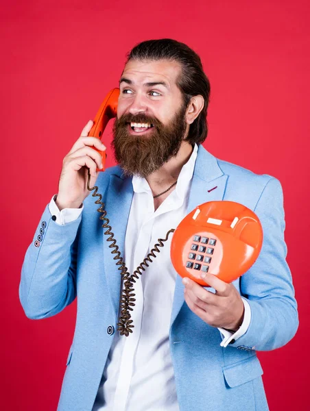 Ο τύπος στο τηλέφωνο. Ο νεαρός μιλάει στο τηλέφωνο. επιχειρηματίας που μιλάει στο παλιό τηλέφωνο. Άντρας μιλάει στο σταθερό τηλέφωνο. ρετρό τεχνολογία στη σύγχρονη ζωή. Η γραμμή είναι απασχολημένη. Απλά καλύτερα.. — Φωτογραφία Αρχείου