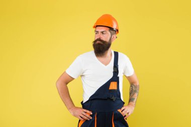 İnsan yapımı sert şapka. Yaratıcılık ve pratik. Büyük yenileme çalışmaları, doğal malzemeler ve sürdürülebilirlik üzerinde etkili oldu. Geliştirme ve yenileme. Zalim bir insan müteahhidi. Mühendis üniforması.