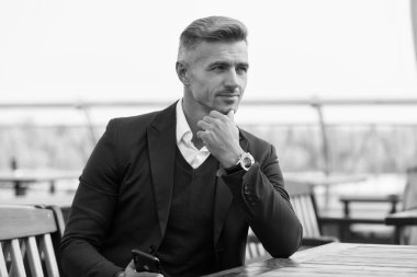 Akıllı telefonlu bir iş adamı. Cep telefonu hep yanımdadır. İyi giyimli bir adam akıllı telefon kullanır. Akıllı telefonlu sosyal ağlarda internet sörfü. Mesaj bekleniyor. Modern hayat modern aletler gerektirir.