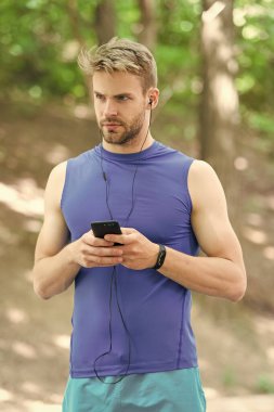 Uygulama kullanarak çalıştırılacak rotayı ayarla. Akıllı telefonlu adam koşuya hazır. Başvuru formu hazırla. Akıllı telefonu ve akıllı saati olan sporcu koşuya hazır ol. Spor uygulaması ile çalışmak daha eğlenceli.