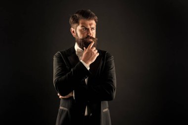 Resmi etkinlik kıyafet kuralı. Klasik bir tarz. Erkek giyim klasiği. Papyonlu sakallı adam. İyi giyimli ve titiz. Hipster resmi takım elbise smokini. Eski ve klasik arasındaki fark
