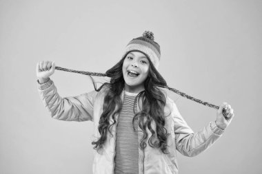 Neşeli bir ruh hali. Aksesuar kafa koruması. Sevimli küçük çocuk örülü aksesuar giyiyor. Moda aksesuarları ve pembe geçmişi olan sevimli küçük bir kız. Modaya uygun bir aksesuar. Kış mevsimi için çocuk şapkaları