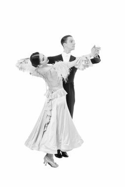 Dans eden balo çifti beyaz arka planda izole bir şekilde poz veriyor. balo salonu şehvetli dansçıları Walz, tango, slowfox ve quickstep dansları