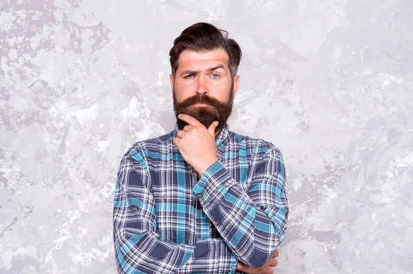 Creo que sí. Traje tipo hipster. Maduro y de moda. Rasgos masculinos. Brutal barbudo hombre fondo de hormigón. Un hombre serio con barba y bigote. Un hipster seguro con camisa a cuadros. Estilo Hipster — Foto de Stock