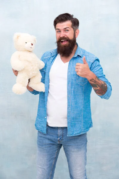 Feliz aniversário. Bonito hipster segurar lindo urso brinquedo. Carinhoso e amoroso. Dia dos Namorados. Um presente para o seu parceiro. Homem com barba cara feliz transportar brinquedo presente. Humor brincalhão. Conceito de loja de brinquedos — Fotografia de Stock