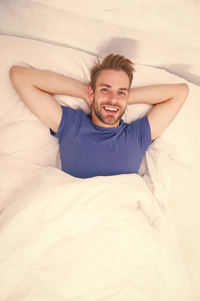 Cara de hombre barbudo relajante. Mantener un ritmo circadiano consistente, esencial para la salud general. Hombre guapo chico relajándose en la cama. Relajarse antes de dormirse. Duerme lo suficiente cada noche. — Foto de Stock