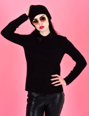 Modayı takip eden hippi pembe arka planda izole görünüyor.