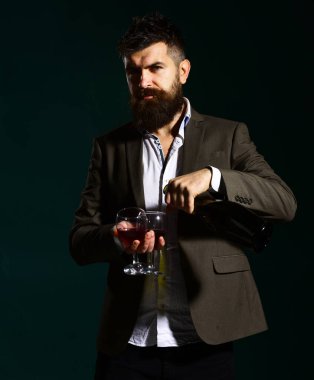 Zümrüt zemininde sakal ve alkol olan degustator.