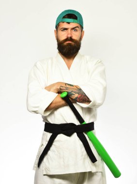 Şiddet ve zorbalık kavramı. Beyaz kimonolu sakallı adam.