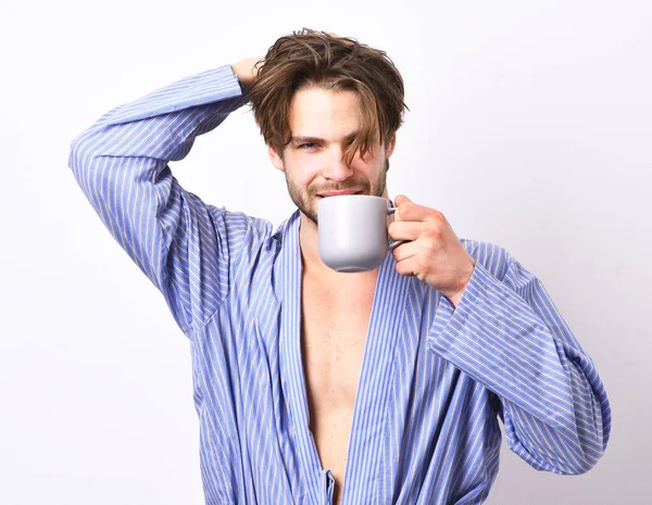 Sexy ajuste macho con cara coqueta en albornoz sostiene taza. — Foto de Stock