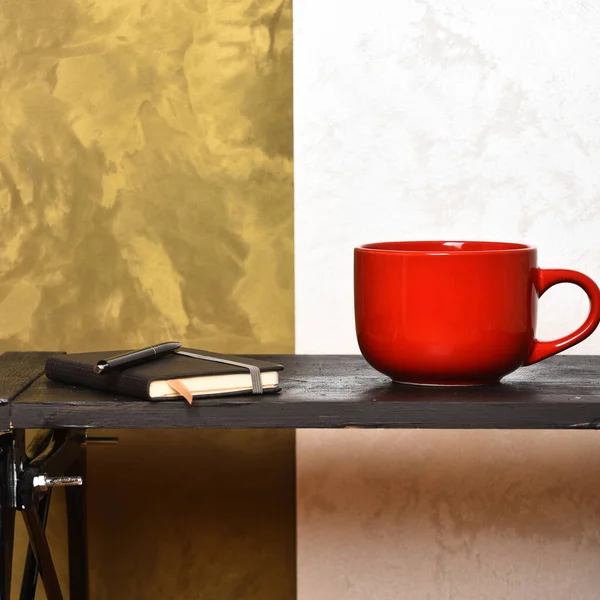 Τσάι ή καφέ σε μαύρο τραπέζι στο σύγχρονο εσωτερικό. — Φωτογραφία Αρχείου