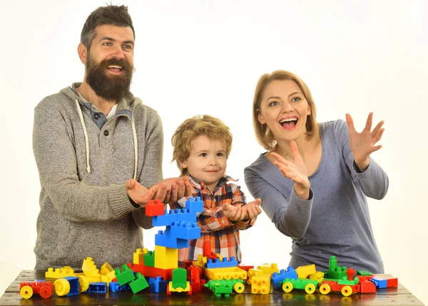 Familia con caras alegres construir coches de bloques de construcción de colores —  Fotos de Stock