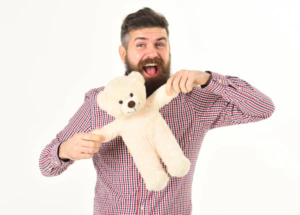 Macho con barba presenta peluche de juguete. Hombre con expresión alegre —  Fotos de Stock