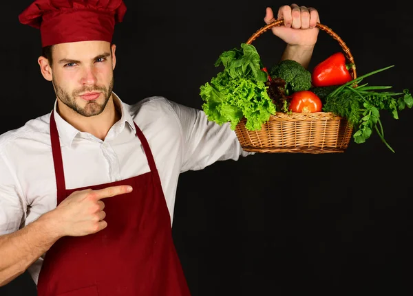 Koch hält frisches Gemüse bereit. Gesundes Küchenkonzept. — Stockfoto